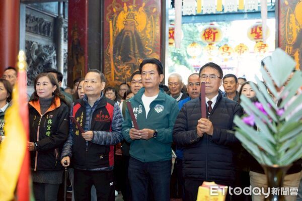 ▲林俊憲11日率領車隊自東區關帝殿出發掃街,台南市長黃偉哲現身陪同上香祈福,象徵市政穩健交棒。(記者林東良翻攝,下同)
