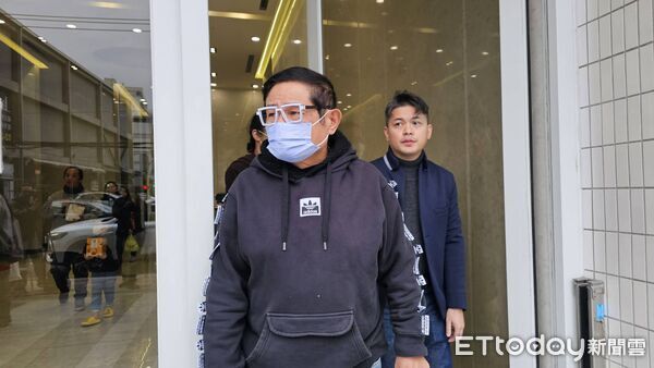 ▲▼許效舜現身曹西平靈堂。(圖/記者呂佳賢攝)