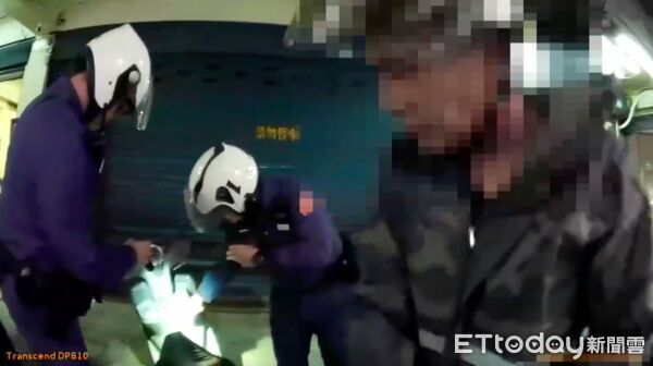 ▲▼警方搜索李男機車置物箱,警方起獲海洛因及安非他命及針筒 。(圖/記者陳以昇翻攝)