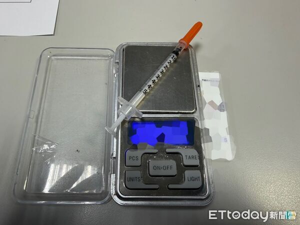 ▲▼警方搜索李男機車置物箱,警方起獲海洛因及安非他命及針筒 。(圖/記者陳以昇翻攝)