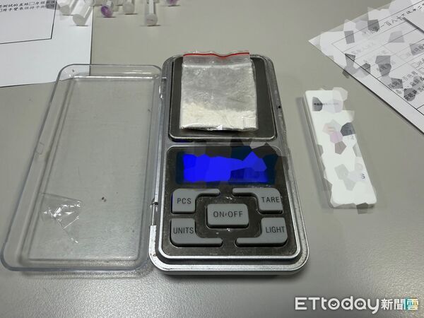 ▲▼警方搜索李男機車置物箱,警方起獲海洛因及安非他命及針筒 。(圖/記者陳以昇翻攝)