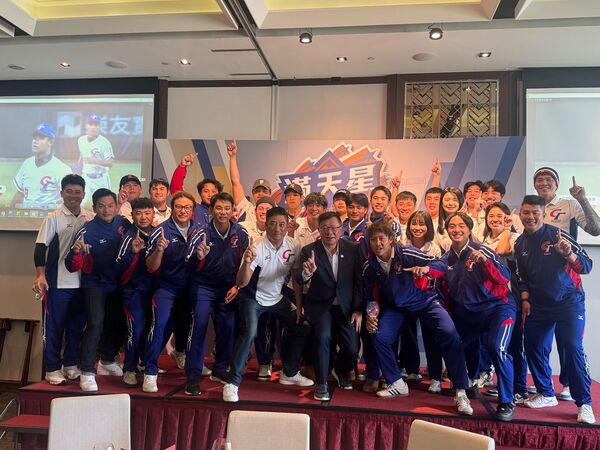 ▲中華奧會蔡家福主席11日出席中華民國棒球協會舉辦之「2025年滿天星中華代表隊感恩餐會」,向各級中華代表隊選手、教練團及後勤團隊表達高度肯定與感謝。(圖/中華奧會提供)