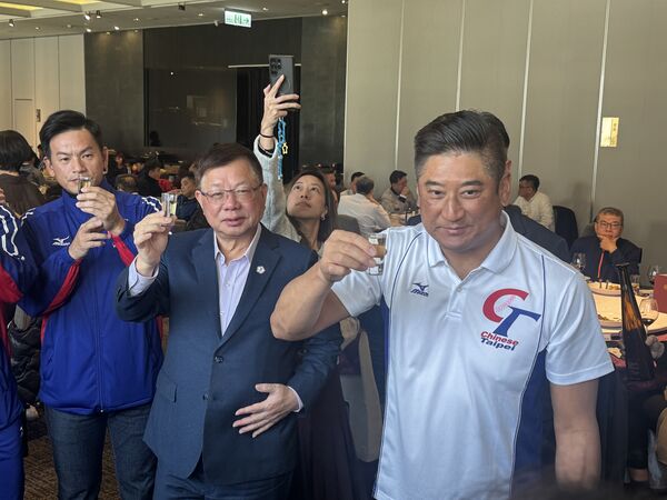 ▲中華奧會蔡家福主席11日出席中華民國棒球協會舉辦之「2025年滿天星中華代表隊感恩餐會」,向各級中華代表隊選手、教練團及後勤團隊表達高度肯定與感謝。(圖/中華奧會提供)