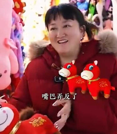 業者表示,當時是因為工人一時失誤把嘴巴縫反。(圖/翻攝自微博)