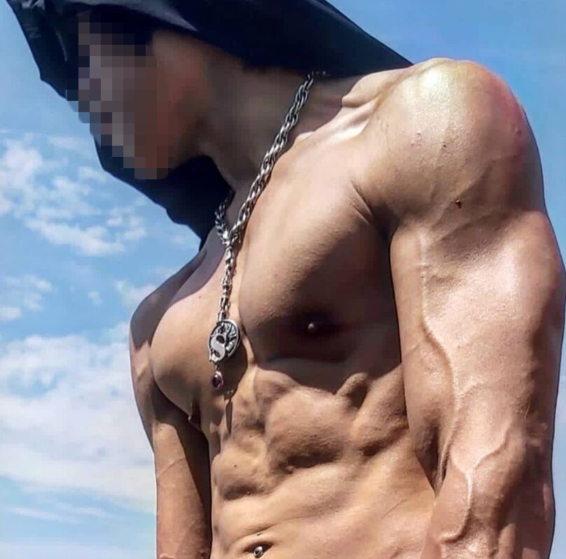 ▲猛男界RAIN涉毒在金山失控隨機砍人。(圖/翻攝IG,下同)