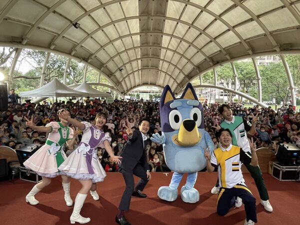 ▲▼總統府副秘書長何志偉今(10)日前往桃園市龍潭市場,陪同爭取連任的市議員張肇良掃街拜票,下午則與市議員劉仁照、王珮毓出席親子活動同框。(圖/何志偉辦公室提供)