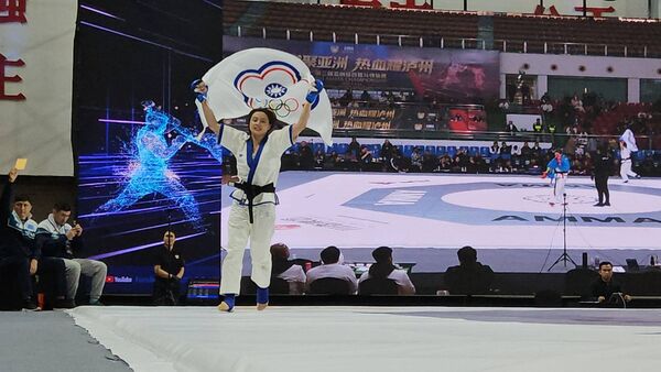 ▲「格鬥女后」林郁芬晉決賽後開心舉奧會旗繞場。(圖/中華民國格鬥協會提供)