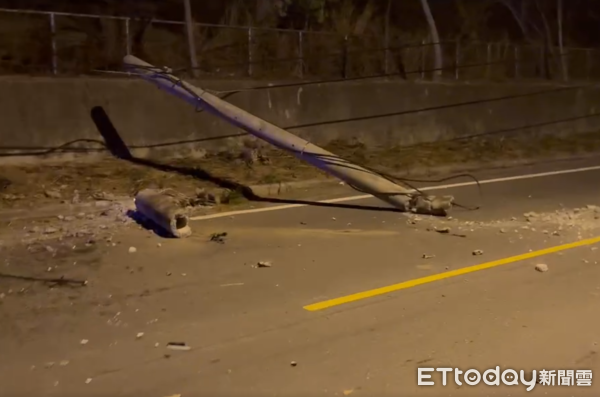 ▲雲林虎尾休旅車撞斷電桿、車頭全毀。(圖/記者游瓊華翻攝)