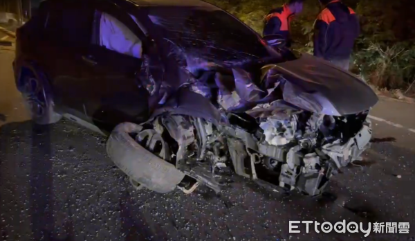 ▲雲林虎尾休旅車撞斷電桿、車頭全毀。(圖/記者游瓊華翻攝)