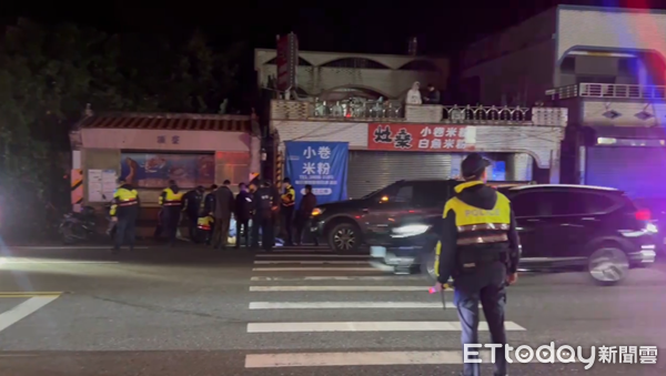 ▲▼新北男子持雙刀「攔車隨機揮砍」。(圖/民眾提供)