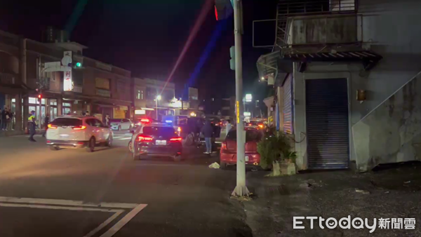 ▲▼新北男子持雙刀「攔車隨機揮砍」。(圖/民眾提供)