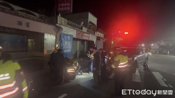 ▲▼新北男子持雙刀「攔車隨機揮砍」。(圖/民眾提供)