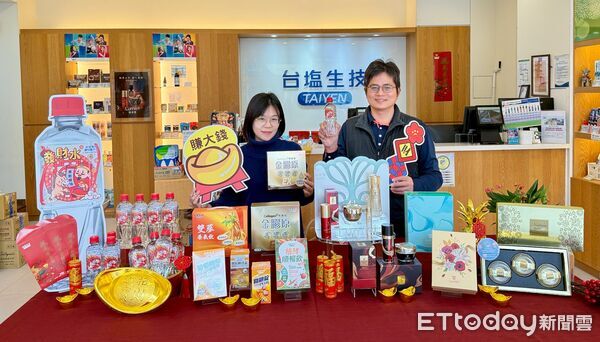 ▲台塩海洋鹼性離子水推出馬年限定「發財水」,以財神爺與Q版小馬插畫,成為新春走春打卡新亮點。(記者林東良翻攝,下同)