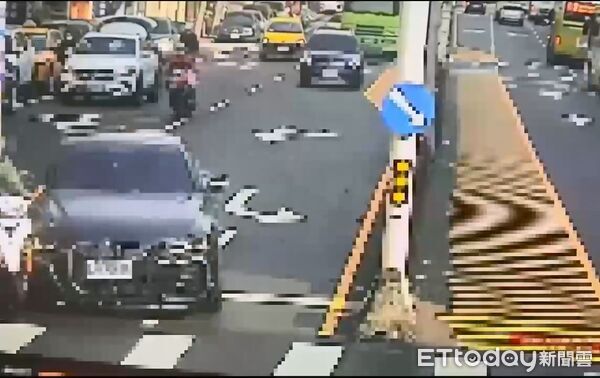 ▲11日上午北市中山區北安路發生機車路口鬼切遭後方車輛追撞意外。(圖/記者張君豪翻攝)
