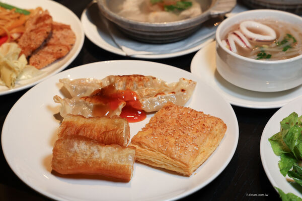 ▲▼台南桂田酒店自助式早餐「阿力海百匯餐廳」,早餐就把台南味通通吃滿。(圖/部落客台南好FOOD遊提供)