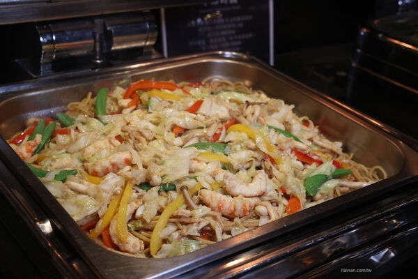 ▲▼台南桂田酒店自助式早餐「阿力海百匯餐廳」,早餐就把台南味通通吃滿。(圖/部落客台南好FOOD遊提供)