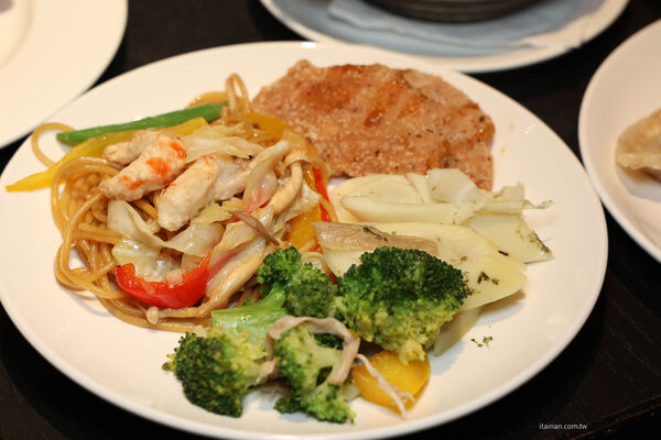 ▲▼台南桂田酒店自助式早餐「阿力海百匯餐廳」,早餐就把台南味通通吃滿。(圖/部落客台南好FOOD遊提供)