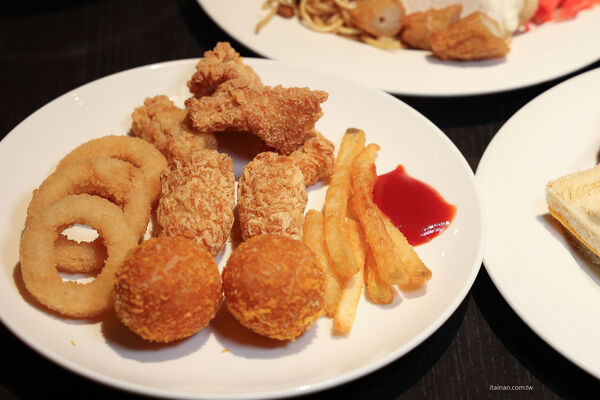 ▲▼台南桂田酒店自助式早餐「阿力海百匯餐廳」,早餐就把台南味通通吃滿。(圖/部落客台南好FOOD遊提供)