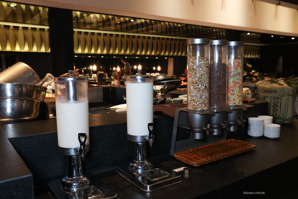 ▲▼台南桂田酒店自助式早餐「阿力海百匯餐廳」,早餐就把台南味通通吃滿。(圖/部落客台南好FOOD遊提供)