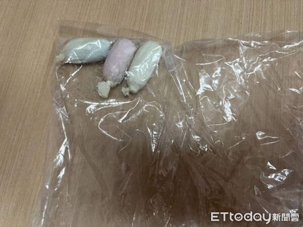 ▲苗栗檢警追查跨境人體運毒集團,在機場逮捕3名運毒嫌犯,查獲26顆海洛因毒品,3嫌今被起訴。(圖/記者楊永盛翻攝)