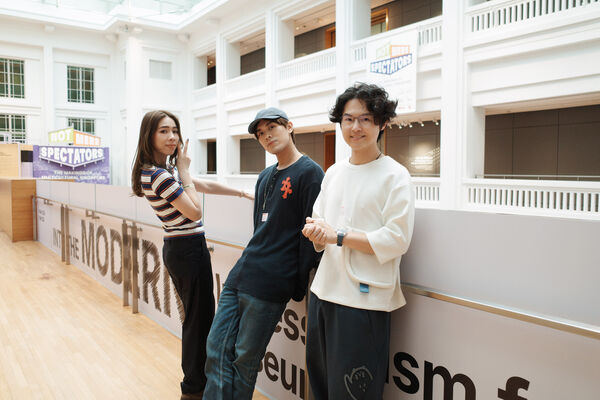 ▲▼告五人也趁著空檔吃遍星馬好料。(圖/相信音樂提供)