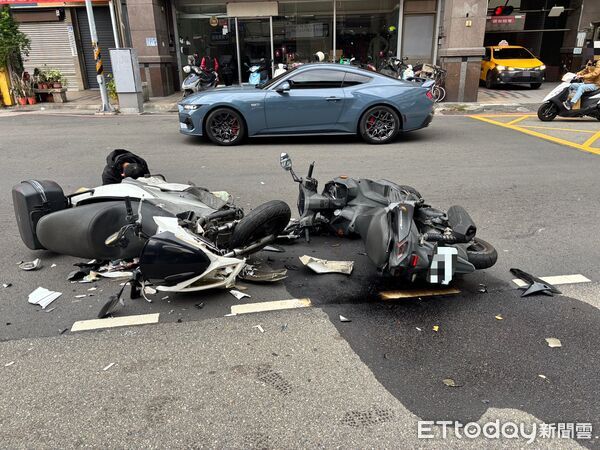 ▲▼台中機車對撞慘摔,零件四散,機油流洩地面。(圖/民眾提供,下同)