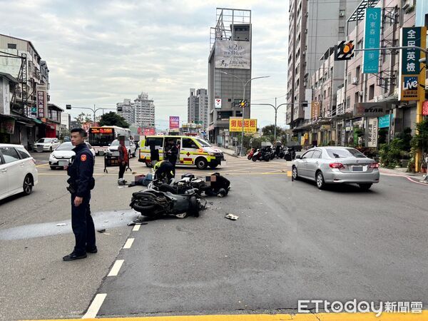 ▲▼台中機車對撞慘摔,零件四散,機油流洩地面。(圖/民眾提供,下同)
