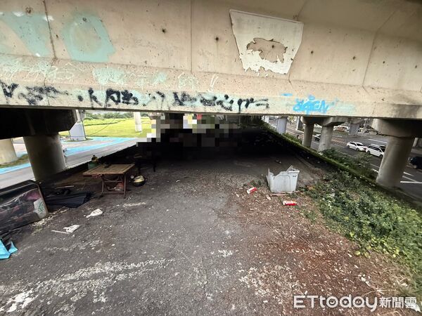 ▲一名街友倒臥三重中興橋下,被發現時已死亡多日。(圖/記者陳以昇翻攝)