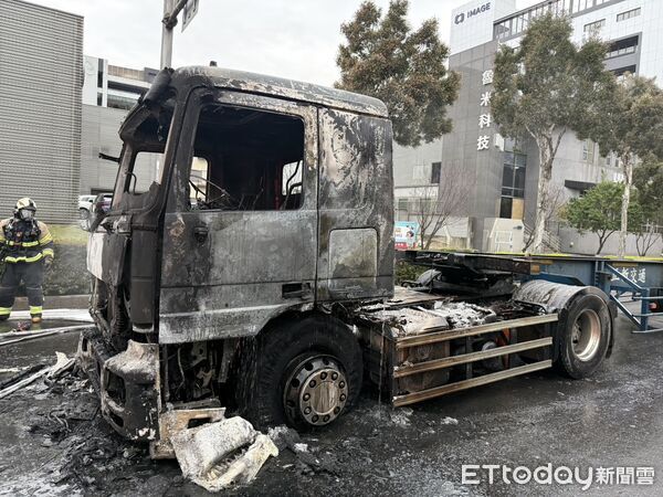▲桃園聯結車車頭起火。(圖/記者楊熾興翻攝,下同)