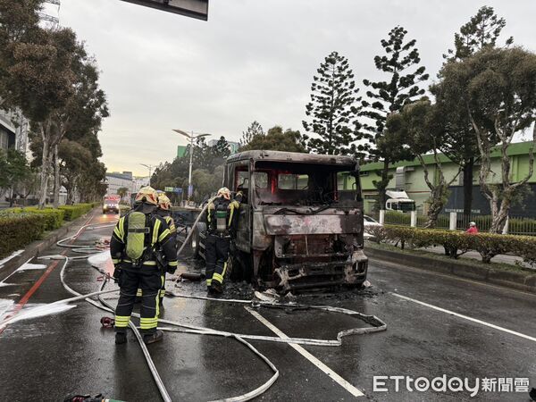 ▲桃園聯結車車頭起火。(圖/記者楊熾興翻攝,下同)