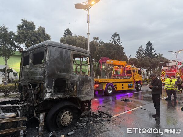 ▲桃園聯結車車頭起火。(圖/記者楊熾興翻攝,下同)
