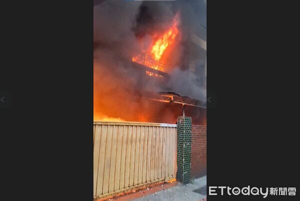 ▲台南民宅猛竄濃煙。(圖/記者林東良翻攝)