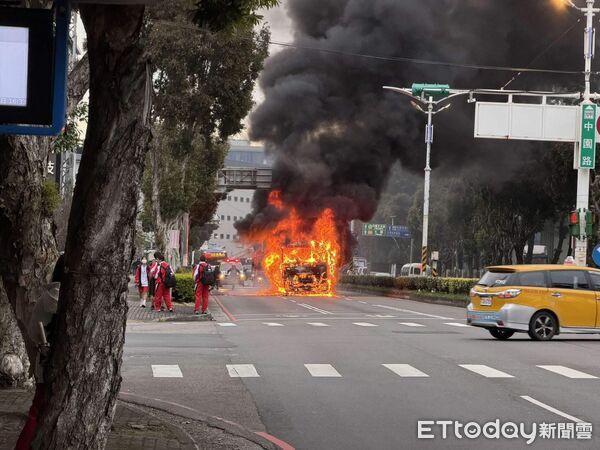 ▲桃園聯結車車頭起火。(圖/翻攝自臉書我是中壢人)