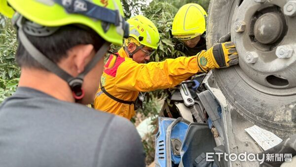 ▲▼ 南投山區貨車翻覆,造成2死2傷。(圖/記者高堂堯翻攝,下同)