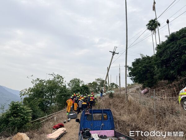 ▲▼ 南投山區貨車翻覆,造成2死2傷。(圖/記者高堂堯翻攝,下同)