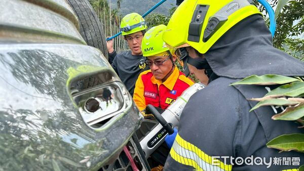 ▲▼ 南投山區貨車翻覆,造成2死2傷。(圖/記者高堂堯翻攝,下同)
