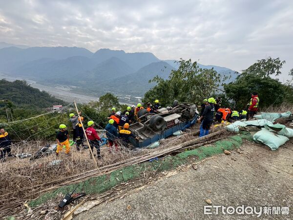 ▲▼ 南投山區貨車翻覆,造成2死2傷。(圖/記者高堂堯翻攝,下同)