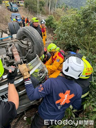 ▲▼ 南投山區貨車翻覆,造成2死2傷。(圖/記者高堂堯翻攝,下同)