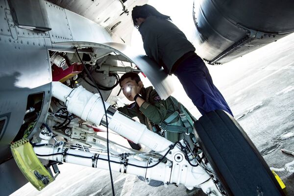 ▲▼空軍第五聯隊隊長胡中華少將12日領軍F-16V復飛,並於起飛前實施飛行前檢查。(圖/空軍提供)