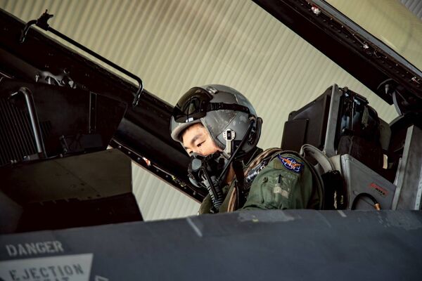 ▼空軍第五聯隊隊長胡中華少將12日領軍F-16V復飛,並於起飛前實施飛行前檢查。(圖/空軍提供)