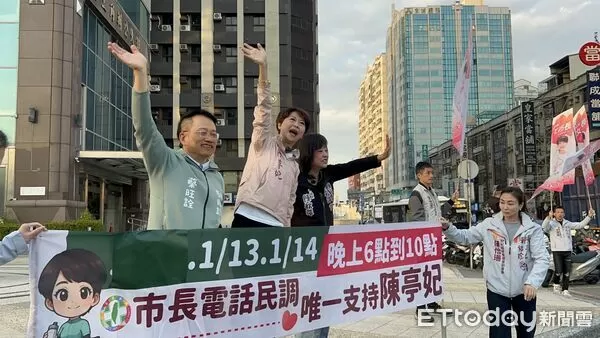 ▲民進黨台南市長初選倒數,立委陳亭妃12日下午站上小東路與中華路口拜票衝刺。(記者林東良翻攝,下同)