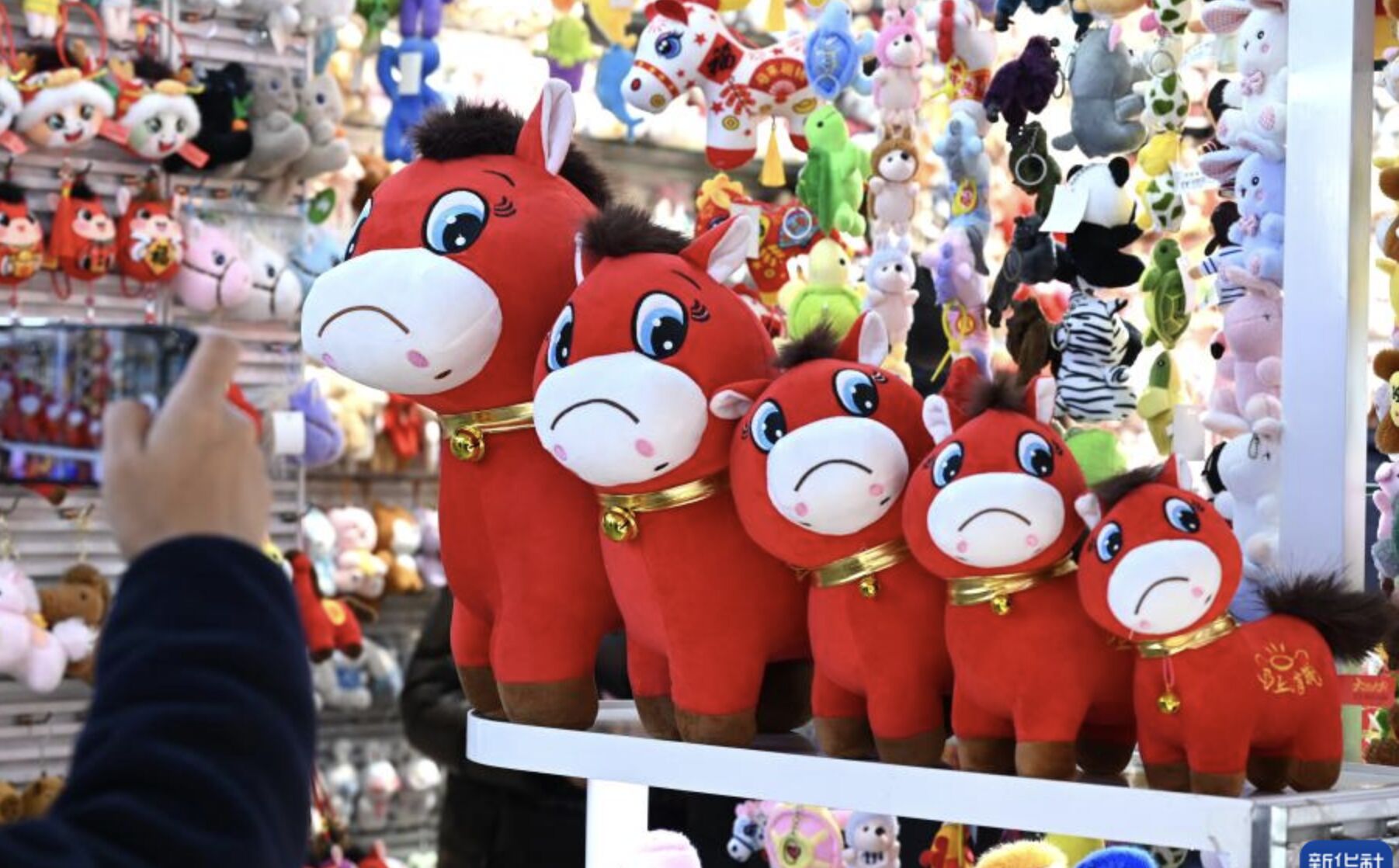 ▲義烏瑕疵品「哭哭馬」玩偶意外爆紅。(圖/翻攝新華社)