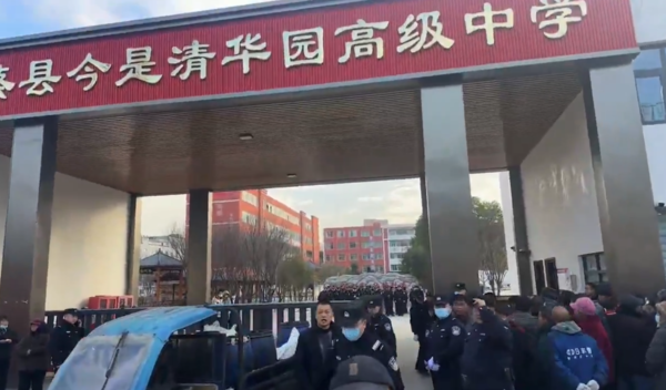 ▲河南13歲學生校園離奇死亡,遺體急轉移、胸口針孔引爆質疑。(圖/翻攝自微博)