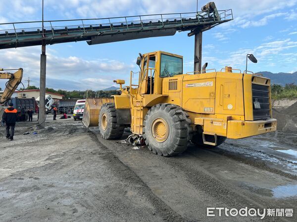 ▲72歲男子遭重機械輾壓當場無生命徵象。(圖/記者楊晨東翻攝)