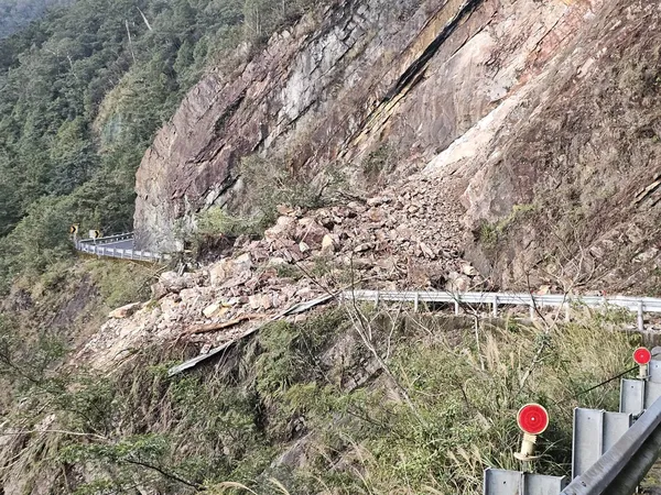▲北橫公路台7線68.7k(明池路段)邊坡大量土石崩落 。(圖/交通部公路局官網,下同)