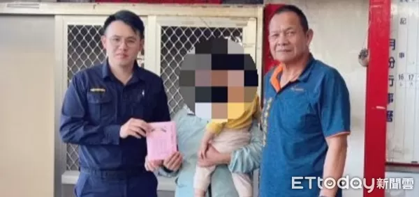 ▲枋寮警方及地方愛心人士助林家。(圖/記者陳崑福翻攝)