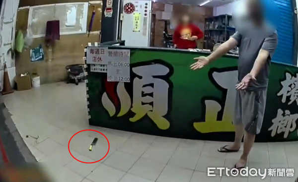 ▲▼ 高雄醉男到檳榔攤賒帳遭拒,怒持菜刀揮舞咆哮被警方壓制。(圖/記者陳宏瑞翻攝,下同)