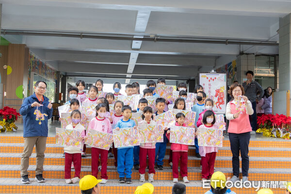 ▲屏東市「歡樂馬」小提燈亮相。(圖/屏東市公所提供)