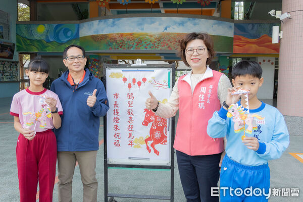 ▲屏東市「歡樂馬」小提燈亮相。(圖/屏東市公所提供)