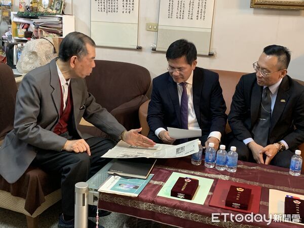 ▲外交部長林佳龍昨日前往台南慰問謝柏輝公使家屬,並頒發多項獎章表彰其外交貢獻。(記者林東良翻攝,下同)